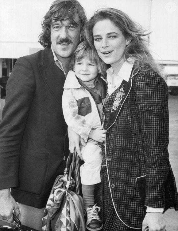 Charlotte Rampling avec son mari Bryan Southcombe et son fils Barnaby, en 1975. Photo par JRC /The Hollywood Archive/LFI/Photoshot/ABACAPRESS.COM