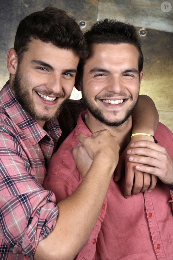 Sur les réseaux sociaux, Simon, le frère de Julien Castaldi s'est empressé de commenter la nouvelle.

Portrait de Julien Castaldi et Simon Castaldi, lors de l'enregistrement de l'émission "Chez Jordan". Le 3 juin 2022
© Cédric Perrin / Bestimage