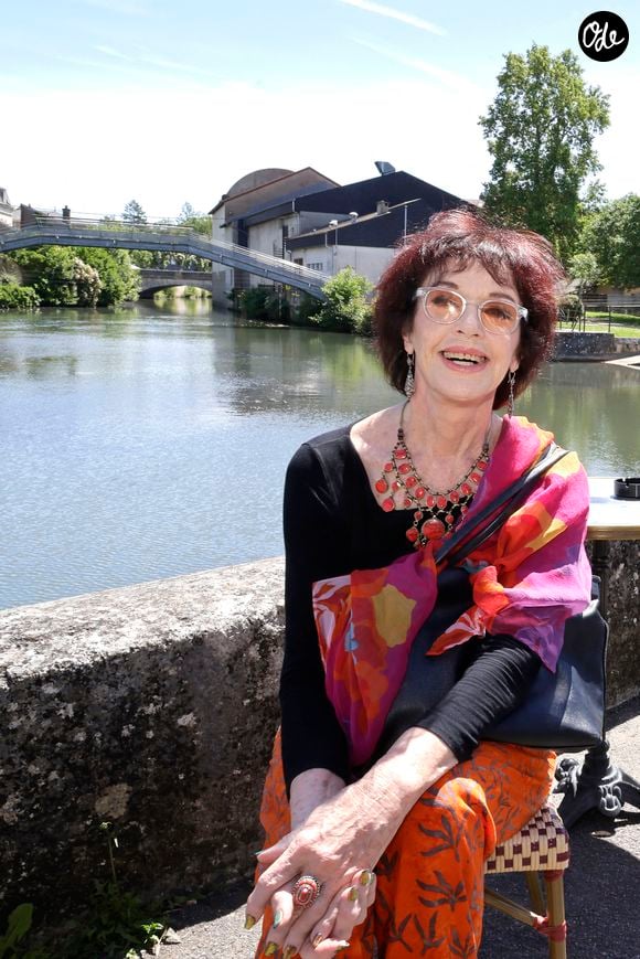 Anny Duperey lors de la 38ème édition du salon du livre de Cosne-Cours-sur-Loire le 23 mai 2026. © Cédric Perrin / Bestimage