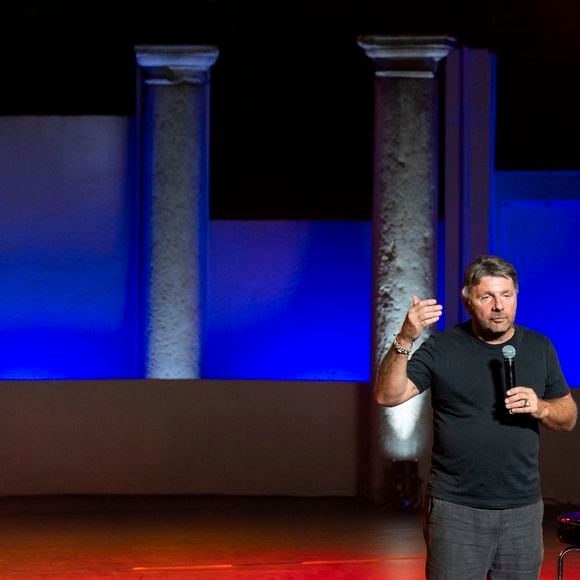Exclusif - Philippe Lellouche - P.Lellouche a joué son spectacle "Stand Alone" au théâtre de Verdure du 41ème Festival de Ramatuelle, le 8 août 2025. 
© Cyril Bruneau / Bestimage