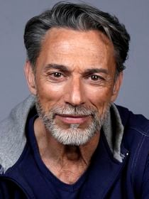 Gerard Vivès propriétaire d'un sublime château dans la Nièvre : Combien faut-il débourser pour le louer ?