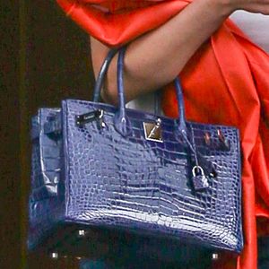 Pour compléter sa tenue, la fille de Kris Jenner avait misé sur un spectaculaire sac Birkin Knicks Blue estimé à plus de 53 000 euros.

Exclusif - Kylie Jenner est élégante et prête pour le match des Knicks avec une veste en cuir orange. Mai 2026 New York Backgrid USA / Bestimage