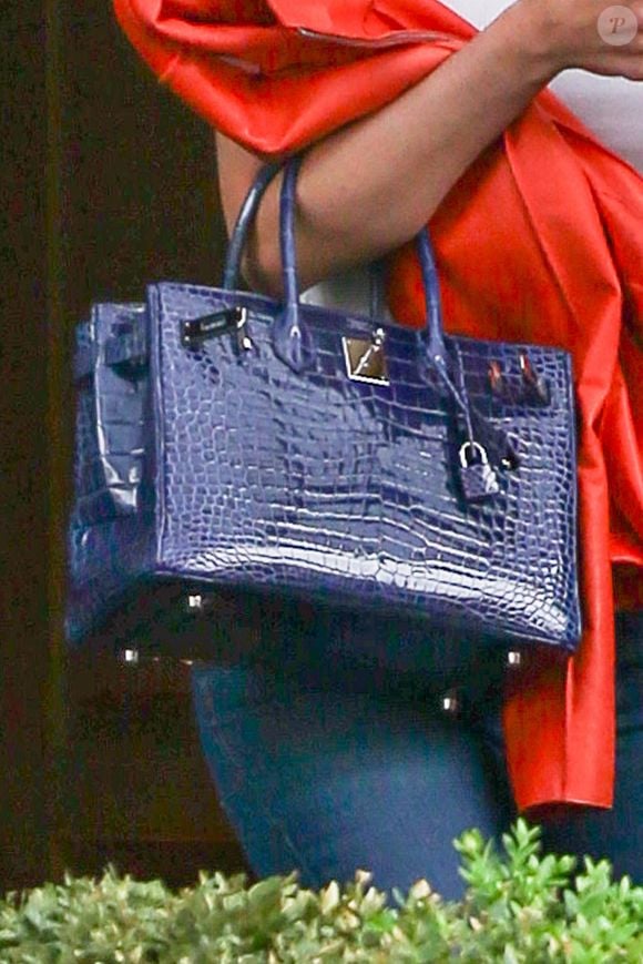 Pour compléter sa tenue, la fille de Kris Jenner avait misé sur un spectaculaire sac Birkin Knicks Blue estimé à plus de 53 000 euros.

Exclusif - Kylie Jenner est élégante et prête pour le match des Knicks avec une veste en cuir orange. Mai 2026 New York Backgrid USA / Bestimage