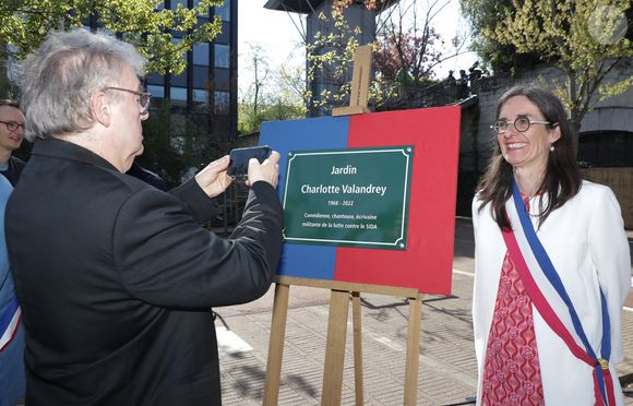 Exclusif - Dominique Besnehard et Emmanuelle Pierre-Marie (maire du 12ème arrondissement de Paris) lors de la cérémonie de dénomination d’un jardin en hommage à Charlotte Valandrey, au 17 rue Hector Malot dans le XIlème arrondissement de Paris, France, le 4 avril 2025. © Coadic Guirec/Bestimage