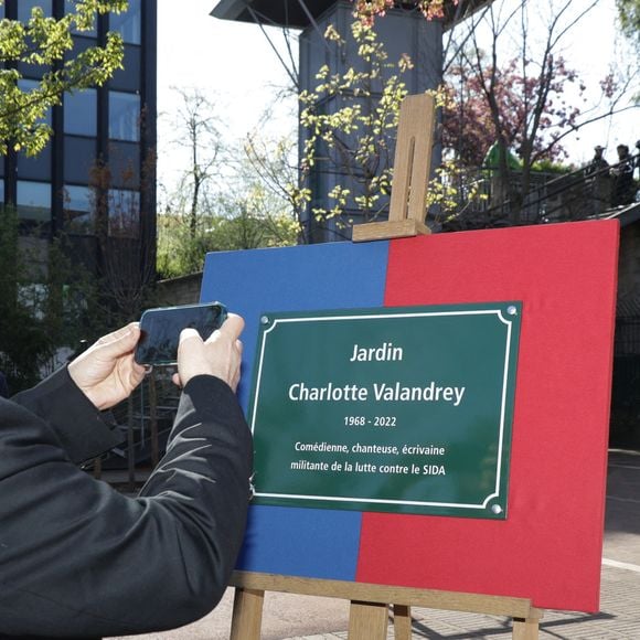 Exclusif - Dominique Besnehard et Emmanuelle Pierre-Marie (maire du 12ème arrondissement de Paris) lors de la cérémonie de dénomination d’un jardin en hommage à Charlotte Valandrey, au 17 rue Hector Malot dans le XIlème arrondissement de Paris, France, le 4 avril 2025. © Coadic Guirec/Bestimage