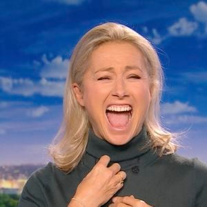 En s’autorisant le plaisir du matin et la rigueur ensuite, Anne-Sophie Lapix incarne une forme d’équilibre à la française : ni régime strict, ni excès. 

Dernier J.T de Anne-Sophie Lapix sur France 2 le 26 Avril 2025.
© Capture d'ecran France TV via Bestimage