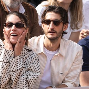 Pierre Niney, sa compagne Natasha Andrews et Guillaume Canet en tribunes lors de la finale messieurs des Internationaux de France de Tennis de Roland Garros 2025 (jour 15), à Paris, France, le 8 juin 2025. © Cyril Moreau/Bestimage