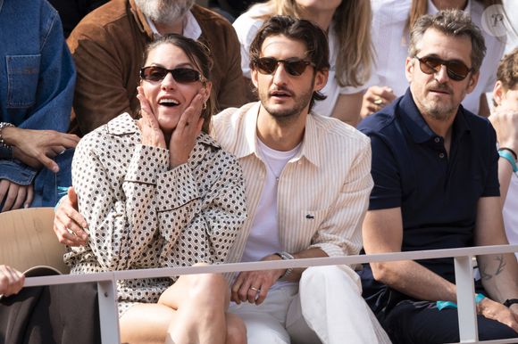 Pierre Niney, sa compagne Natasha Andrews et Guillaume Canet en tribunes lors de la finale messieurs des Internationaux de France de Tennis de Roland Garros 2025 (jour 15), à Paris, France, le 8 juin 2025. © Cyril Moreau/Bestimage