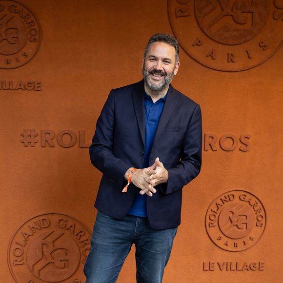Bruce Toussaint au village lors des Internationaux de France de tennis de Roland-Garros 2026. Paris, le 2 juin 2026. 
© Jacovides-Moreau / Bestimage