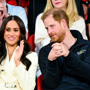 Visiblement, tout ce serait débloqué lorsque les avocats des Sussex ont contacté le ministère de l'Intérieur britannique en menaçant de déposer une demande d'accès aux données personnelles... Ambiance !

Le prince Harry et Meghan Markle assistent à la finale d'athlétisme, au deuxième jour des Invictus Games 2020 à La Haye, le 17 avril 2022. (Backgrid USA / Bestimage).