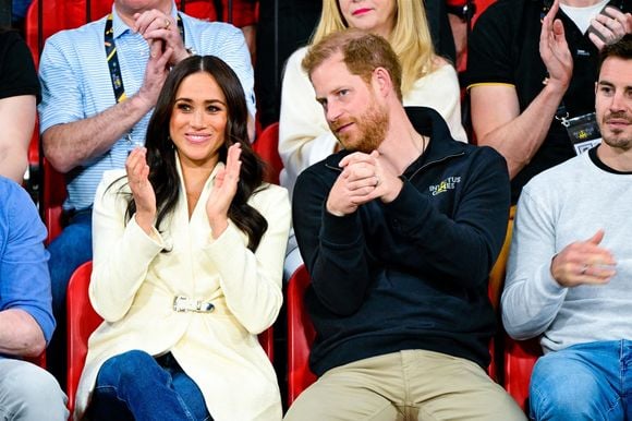 Visiblement, tout ce serait débloqué lorsque les avocats des Sussex ont contacté le ministère de l'Intérieur britannique en menaçant de déposer une demande d'accès aux données personnelles... Ambiance !

Le prince Harry et Meghan Markle assistent à la finale d'athlétisme, au deuxième jour des Invictus Games 2020 à La Haye, le 17 avril 2022. (Backgrid USA / Bestimage).