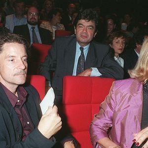 Après Manon, ils ont adopté Thiu, une petite Vietnamienne, en 2004.
Francis Cabrel et sa femme à Paris en 1998.© Bestimage