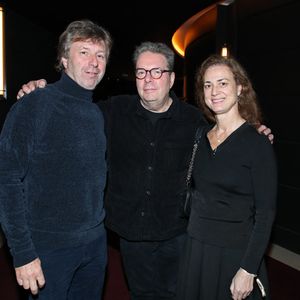 Exclusif - Richard Caillat, Douglas Kennedy et sa compagne Laure Gasparotto - Cocktail à l'issue de la générale de la pièce "Les gens de Bilbao naissent où ils veulent" au théâtre Marigny à Paris le 19 Novembre 2024. © Bertrand Rindoff / Bestimage