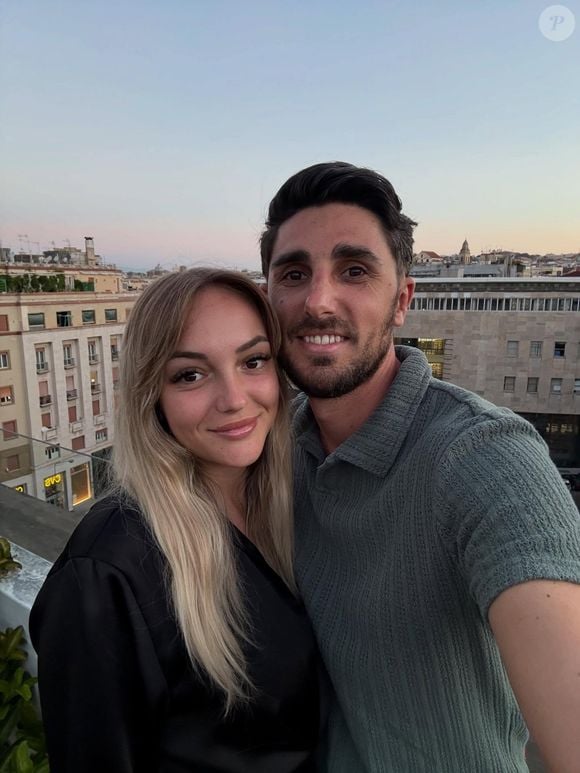 "Elle a dit oui. Je suis le plus chanceux et le plus heureux depuis que je t’ai rencontrée, et bientôt, notre amour sera scellé jusqu’à l’éternité. Je t’aime", a-t-il écrit en légende de sa publication.

Raphaël Amsellem et Manon Grasset le 21 septembre 2025