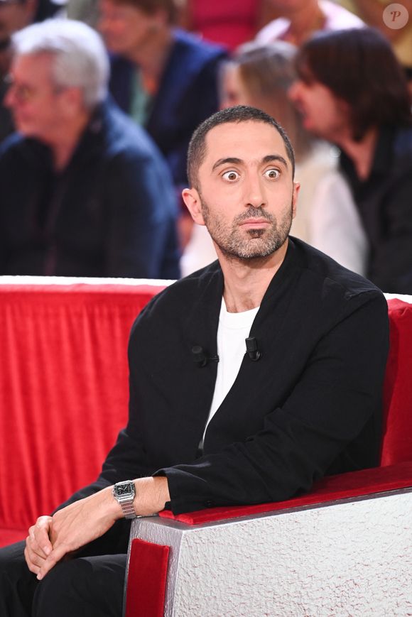 Plusieurs internautes témoignent des difficultés liées aux transports scolaires qui imposent des réveils dès 6 heures parfois.

Exclusif - Jimmy Mohamed - Enregistrement de l'émission Vivement dimanche au studio Rive Gauche, présentée par M.Drucker, diffusée le 07 septembre 2025 sur France 3.  © Guillaume Gaffiot / Bestimage