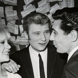 16 avril 1965 - Paris, France - SYLVIE VARTAN et JOHNNY HALLYDAY sont avec GILBERT BECAUD dans la loge de Hallyday avant qu'il ne monte sur scène et se produise au théâtre Olympia. Photo by Alamy/ABACAPRESS.COM