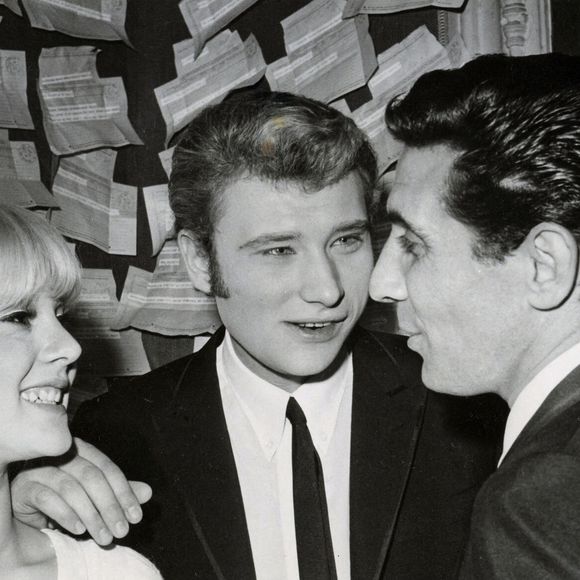 16 avril 1965 - Paris, France - SYLVIE VARTAN et JOHNNY HALLYDAY sont avec GILBERT BECAUD dans la loge de Hallyday avant qu'il ne monte sur scène et se produise au théâtre Olympia. Photo by Alamy/ABACAPRESS.COM