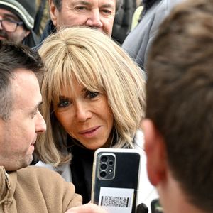 Clôture de l'opération de collecte de fonds "Pièces Jaunes", destinée à améliorer la vie des enfants hospitalisés, au Jardin Albert 1er, à Nice, France, le 7 février  2025, en présence de la Première dame française, Brigitte Macron, la présidente de la Fondation Hôpitaux de Paris-Hôpitaux de France, du sélectionneur de l'équipe de France de football, Didier Deschamps le parrain de l'opération Pièces Jaunes, de Christian Estrosi, le maire de Nice, sa femme, Laura Tenoudji Estrosi, d'Anne Barrère, la vice-présidente de la Fondation Hôpitaux de Paris-Hôpitaux de France, Philippe Wahl, le président-directeur général du Groupe La Poste, de José Cobos, ancien capitaine de l'OGC Nice et conseiller municipal de la ville de Nice délégué à l'évènementiel sportif, et du compositeur du morceau caritatif "Les P'tits Soleils", l'hymne des Pièces Jaunes, John Mamann. Ce titre a été chanté sur la scène par Eugie, Sab, Julien Esmée, Vernis Rouge... et les personnalités. Mme Macron et Didier Deschamps ont fait, comme à leur habitude, le tour des diffèrents stands des associations et des partenaires, comme Carrefour, la Fondrtion Lenval, le CHU, la Poste et la Banque de France où ils ont fait la pesée des pièces jaunes... mais l'arrêt le plus surprenant fut sur le stand du Nice Azur Boxe où le coach des Bleus et Mme Macron n'ont pas hésité à mettre les gants pour quelques échanges avec les boxeurs présents.  © Bruno Bebert/Bestimage