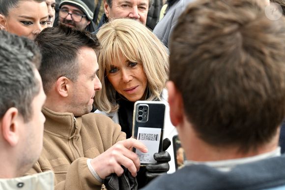 Clôture de l'opération de collecte de fonds "Pièces Jaunes", destinée à améliorer la vie des enfants hospitalisés, au Jardin Albert 1er, à Nice, France, le 7 février  2025, en présence de la Première dame française, Brigitte Macron, la présidente de la Fondation Hôpitaux de Paris-Hôpitaux de France, du sélectionneur de l'équipe de France de football, Didier Deschamps le parrain de l'opération Pièces Jaunes, de Christian Estrosi, le maire de Nice, sa femme, Laura Tenoudji Estrosi, d'Anne Barrère, la vice-présidente de la Fondation Hôpitaux de Paris-Hôpitaux de France, Philippe Wahl, le président-directeur général du Groupe La Poste, de José Cobos, ancien capitaine de l'OGC Nice et conseiller municipal de la ville de Nice délégué à l'évènementiel sportif, et du compositeur du morceau caritatif "Les P'tits Soleils", l'hymne des Pièces Jaunes, John Mamann. Ce titre a été chanté sur la scène par Eugie, Sab, Julien Esmée, Vernis Rouge... et les personnalités. Mme Macron et Didier Deschamps ont fait, comme à leur habitude, le tour des diffèrents stands des associations et des partenaires, comme Carrefour, la Fondrtion Lenval, le CHU, la Poste et la Banque de France où ils ont fait la pesée des pièces jaunes... mais l'arrêt le plus surprenant fut sur le stand du Nice Azur Boxe où le coach des Bleus et Mme Macron n'ont pas hésité à mettre les gants pour quelques échanges avec les boxeurs présents.  © Bruno Bebert/Bestimage