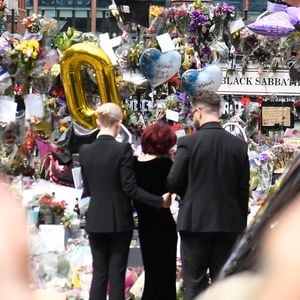 BGUK_3310373 - Birmingham, ROYAUME-UNI - Sharon Osbourne et le reste de la famille Osbourne se sont réunis à Birmingham pour rendre un dernier hommage à l'icône du rock Ozzy Osbourne. Lors de cette cérémonie émouvante, ses proches ont salué la mémoire du musicien légendaire. Backgrid UK/ Bestimage