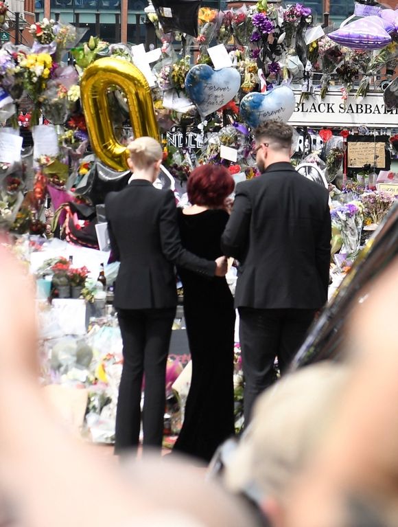 BGUK_3310373 - Birmingham, ROYAUME-UNI - Sharon Osbourne et le reste de la famille Osbourne se sont réunis à Birmingham pour rendre un dernier hommage à l'icône du rock Ozzy Osbourne. Lors de cette cérémonie émouvante, ses proches ont salué la mémoire du musicien légendaire. Backgrid UK/ Bestimage