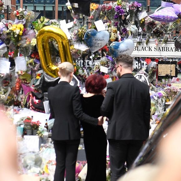 BGUK_3310373 - Birmingham, ROYAUME-UNI - Sharon Osbourne et le reste de la famille Osbourne se sont réunis à Birmingham pour rendre un dernier hommage à l'icône du rock Ozzy Osbourne. Lors de cette cérémonie émouvante, ses proches ont salué la mémoire du musicien légendaire. Backgrid UK/ Bestimage