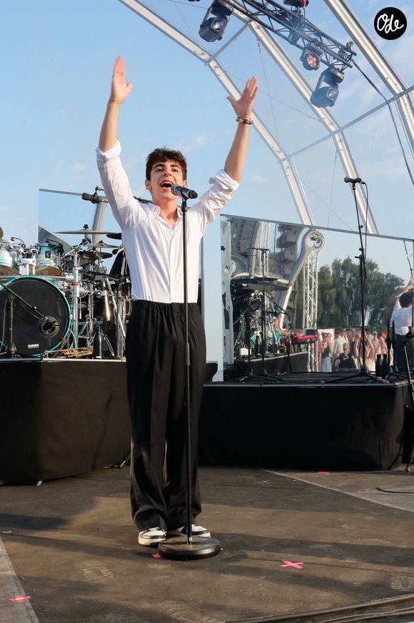 Exclusif - Léon Hesby, le fils de Patrick Bruel, se produit pour la première fois sur scène en France, au festival des Sables-d'Olonne, le 26 juin 2026. En première partie de Marine Delplace, gagnante de la Star Academy (S12), le jeune musicien de 20 ans a chanté un titre en anglais, remportant un franc succès, sous le regard de sa mère, Amanda Sthers. © Noël Carrier / Bestimage