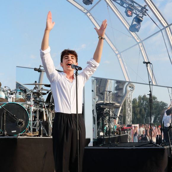 Exclusif - Léon Hesby, le fils de Patrick Bruel, se produit pour la première fois sur scène en France, au festival des Sables-d'Olonne, le 26 juin 2026. En première partie de Marine Delplace, gagnante de la Star Academy (S12), le jeune musicien de 20 ans a chanté un titre en anglais, remportant un franc succès, sous le regard de sa mère, Amanda Sthers. © Noël Carrier / Bestimage