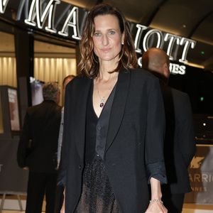 Le magazine M, du Monde raconte : "Elle reçoit un coup de fil de sa mère : son beau-père est mort au travail d'un infarctus, à 38 ans. Une déflagration. Le lendemain, elle remonte pourtant sur scène". 
Camille Cottin lors d'un événement au Marriott à Cannes