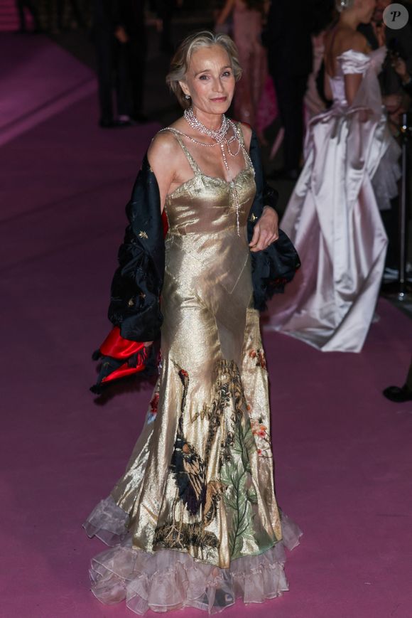 Dame Kristin Scott Thomas sur le tapis rose du photocall du bal du British Museum 2025 à Londres, Royaume Uni, le 18 octobre 2025. © GoffPhotos/Bestimage