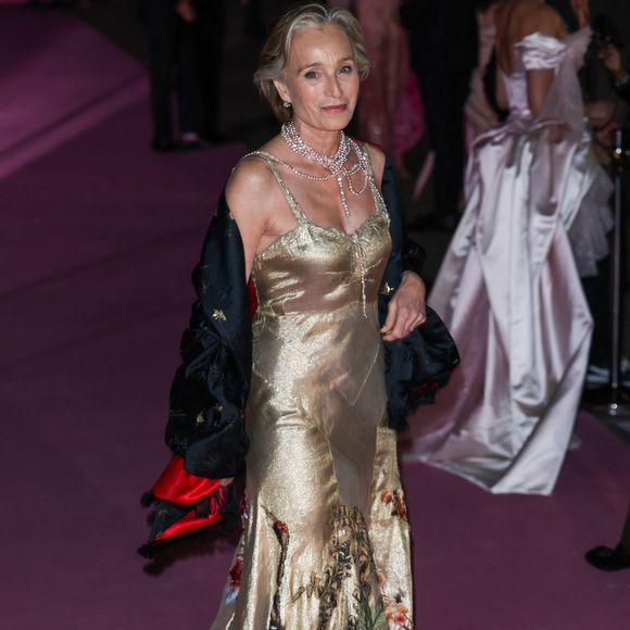 Dame Kristin Scott Thomas sur le tapis rose du photocall du bal du British Museum 2025 à Londres, Royaume Uni, le 18 octobre 2025. © GoffPhotos/Bestimage