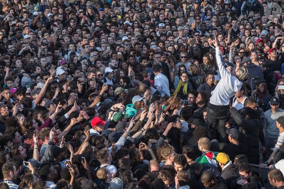 Concert sauvage du rappeur Nekfeu en soutien au mouvement Nuit Debout place de la République à Paris, le 1er mai 2016. Photo par Agence / Bestimage