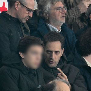 Ils étaient installés non loin de Kad Merad.

Fabien Marsaud (aka Grand Corps Malade) avec son fils, Paul de Saint Sernin - Célébrités dans les tribunes du match de Ligue 1 McDonald's entre le Paris Saint Germain (PSG) et l'Olympique de Marseille (OM) (5-0) au Parc des Princes à Paris le 8 février 2026. © Lionel Urman/Bestimage