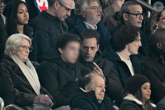 Ils étaient installés non loin de Kad Merad.

Fabien Marsaud (aka Grand Corps Malade) avec son fils, Paul de Saint Sernin - Célébrités dans les tribunes du match de Ligue 1 McDonald's entre le Paris Saint Germain (PSG) et l'Olympique de Marseille (OM) (5-0) au Parc des Princes à Paris le 8 février 2026. © Lionel Urman/Bestimage