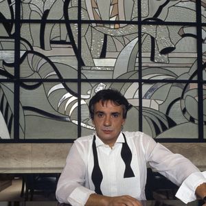 Archives - En France, à Paris, Michel Sardou chez lui en novembre 1985.