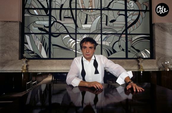 Archives - En France, à Paris, Michel Sardou chez lui en novembre 1985.