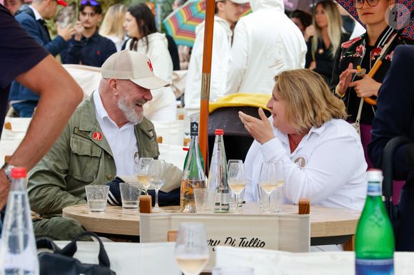 les Chefs à Saint-Tropez fêtent les producteurs 2025 - Les Chefs et les producteurs se retrouvent sur la place des Lices à Saint-Tropez, le 4 mai 2025. Les chefs Philippe Etchebest et Stéphanie Le Quellec. ©Jean-Marc Lhomer / Bestimage.