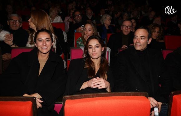 Sur ces photos souvenirs, on découvre l'adorable Malinois à différents âges : jouant avec un ballon, attendant sagement dans la cuisine, mais surtout blottie affectueusement contre les filles d'Anthony Delon.

Exclusif - Anthony Delon et ses filles Loup et Liv lors de la soirée hommage Ciné-concert symphonique "Alain Delon, le dernier Samouraï" au palais des congrès à Paris le 8 novembre 2024 le jour de son anniversaire. © Jacovides / Moreau / Bestimage