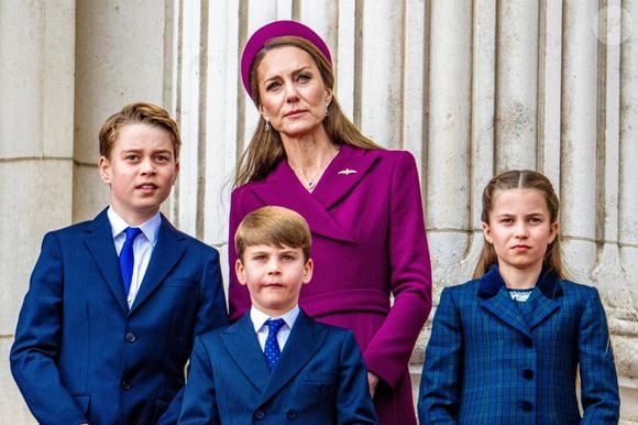 Catherine (Kate) Middleton, princesse de Galles, Le prince George de Galles, Le prince Louis de Galles, La princesse Charlotte de Galles - La famille royale britannique assiste aux célébrations du 80ème anniversaire de la fin de la Seconde guerre mondiale (VE Day) à Londres, le 5 mai 2025. Backgrid USA / Bestimage