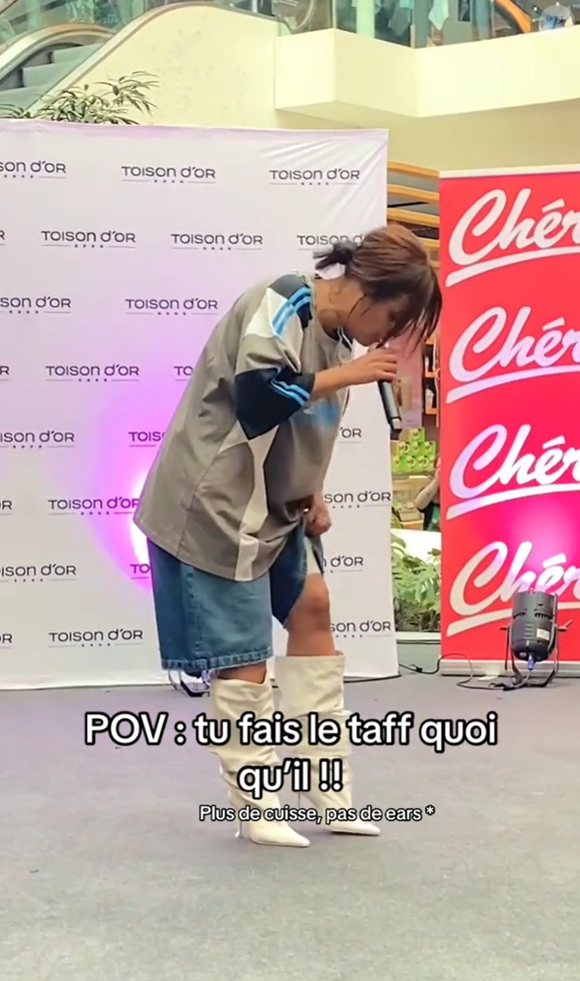 "Je vous le dis : je suis brûlée au troisième degré" a-t-elle ajouté en montrant son bandage.

Amel Bent dévoile son bandage à la cuisse lors de son showcase à Dijon le 4 juin 2025 © TikTok / valou_piloupilou