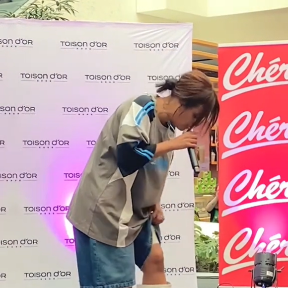 "Je vous le dis : je suis brûlée au troisième degré" a-t-elle ajouté en montrant son bandage.

Amel Bent dévoile son bandage à la cuisse lors de son showcase à Dijon le 4 juin 2025 © TikTok / valou_piloupilou