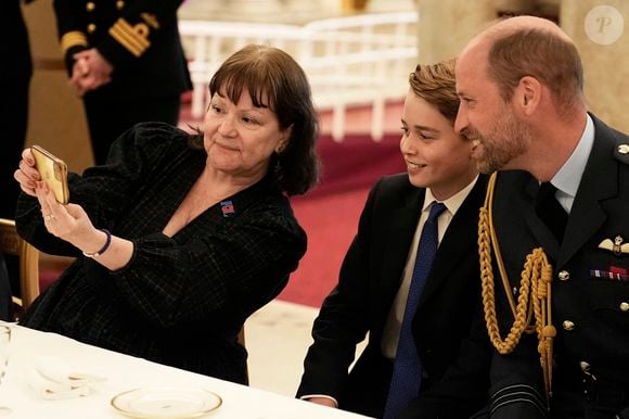 Le prince George de Galles, et le prince William, prince de Galles, - Les membres de la famille royale britannique assistent à la célébration du 80ème anniversaire de la fin de la Seconde guerre mondiale (VE80 Tea Party) au palais de Buckingham, à Londres, au Royaume-Uni, le 5 mai 2025. © Jordan Pettitt/WPA-Pool/Bestimage