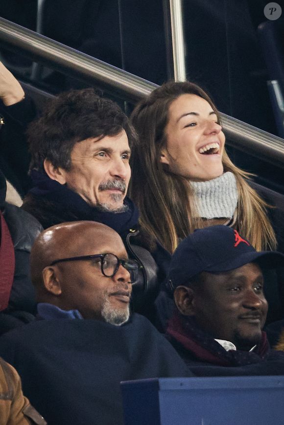 Arnaud Tsamere et sa compagne - Célébrités dans les tribunes lors du match de Ligue 1 McDonald's opposant le Paris Saint-Germain (PSG) à l'Olympique de Marseille (OM) - (3-1) au Parc des Princes à Paris le 16 mars 2025. © Cyril Moreau/Bestimage