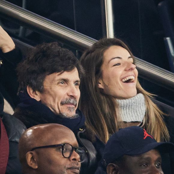 Arnaud Tsamere et sa compagne - Célébrités dans les tribunes lors du match de Ligue 1 McDonald's opposant le Paris Saint-Germain (PSG) à l'Olympique de Marseille (OM) - (3-1) au Parc des Princes à Paris le 16 mars 2025. © Cyril Moreau/Bestimage