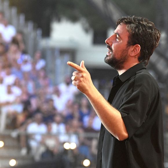 Exclusif - Maxime Gasteuil - Enregistrement de l'émission "L'humour à la plage" pour la 2eme édition du festival de Juan les Pins à la pinède Gould le 27 juin 2025. C'est l'humoriste français Kev Adams qui a initié et mis en scène ce festival dans la ville de ses grand-parents où il a passé ses vacances quand il était plus jeune. Sa grand-mère fait partie du Show aux côtés d'un plateau d'humoristes exceptionnels.
Après le succès de la première édition, TF1 et Kev Adams vous donnent rendez-vous pour une nouvelle soirée d’humour inédite et festive. Tourné face à la mer, dans l’écrin magique de la pinède Gould à Juan-les-Pins, « L’Humour à la Plage » revient pour une 2e édition encore plus ambitieuse : un grand show à ciel ouvert, pour rire ensemble et démarrer l’été en beauté. 
Une carte postale en guise de scène avec une ambiance unique; Imaginé comme une véritable fête de l’humour à ciel ouvert, sous les pins, les pieds dans le sable et la tête dans les étoiles, « L’Humour à la Plage » rassemble le temps d’un soir les plus grands noms de l’humour avec des duos inédits, des sketchs exclusifs, des impros, des happenings, des surprises… et une énergie communicative portée par un public survolté. 
Une programmation exceptionnelle qui donne le sourire; Pour cette 2ème édition, Kev Adams s’est entouré de Gad Elmaleh, Camille Lellouche, Maxime Gasteuil, Élodie Poux, Franck Dubosc, Marine Leonardi, Anne Roumanoff, Chantal Ladesou, Marie s’infiltre, Nino Arial, Az, Titoff, Kody… Et de nombreux invités-surprise que vous n’avez jamais vus sur la scène d’un gala d’humour.
Un spectacle familial, solaire et intergénérationnel; Conçu pour rassembler toutes les générations, « L’Humour à la Plage » promet de faire du rire un moment de fête. Un show festif, solaire, et populaire, à savourer ensemble pour bien démarrer l’été.
L'émission du e gala « L'Humour à la Plage » sera diffusése sur TF1 le 15 juillet à 21h10 pour une soirée unique de rires et de surprises ! © Bruno Bebert / Bestimage