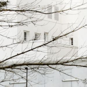 Pierre Palmade vient d'intégrer la maison d'arrêt de Gradignan près de Bordeaux à l'isolement dans le quartier récent (bâtiment blanc) à Gradignan, France, le 9 décembre 2024. © Patrick Bernard/Bestimage