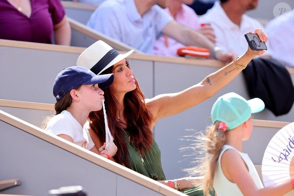Jade Foret et sa fille Liva Lagardère dans les tribunes lors des Internationaux de France de Tennis de Roland Garros 2025, le 31 mai 2025 à Paris. Ce jour-là, C.Gauff a battu M.Bouzkova (6-1,7-6).