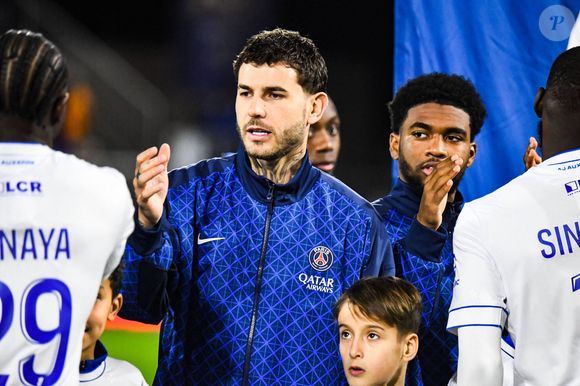 Les faits auraient eu lieu en France, où cinq membres de cette famille auraient travaillé sans contrat. 

Lucas Hernández (Paris SG) - Match de football Ligue 1 Uber Eats opposant l'AJ Auxerre au Paris Saint-Germain (PSG) (0-1) à Auxerre le 23 janvier 2026. Baptiste Autissier / PsnewZ Bestimage