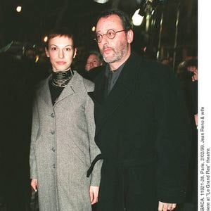 © Rachid Aït M. Bareck/ABACA. 11921-28. Paris, 2/02/99. Jean Reno et son épouse à l'avant-première d'Astérix et Obélix au théâtre Le Grand Rex.