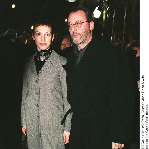 © Rachid Aït M. Bareck/ABACA. 11921-28. Paris, 2/02/99. Jean Reno et son épouse à l'avant-première d'Astérix et Obélix au théâtre Le Grand Rex.